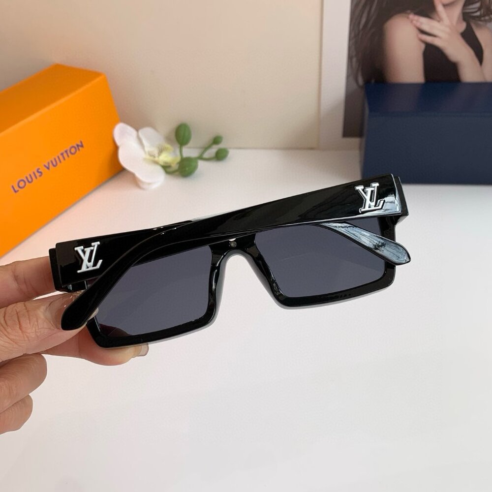 Louis Vuitton Black Cat-Eye Sunglasses with Gloss Finish - Picture 7 of 9